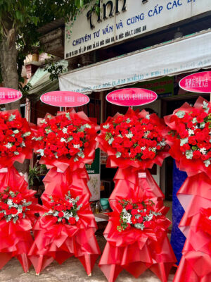 KỆ HOA ĐỎ